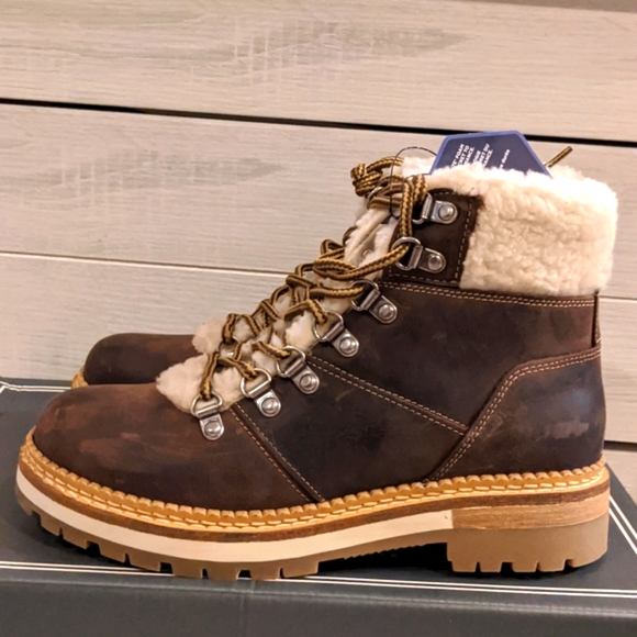 Alpine Casual Boots - Picture 2 of 3